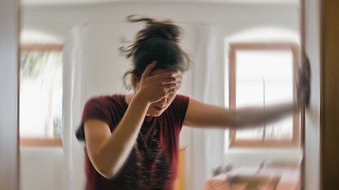 Ständige Kopfschmerzen können Anzeichen für einen Hirntumor sein. (Themenbild) - Foto: Tunatura/iStock (Themenbild)