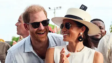 megan und harry lachen - Foto: Getty Images / Eric Charbonneau