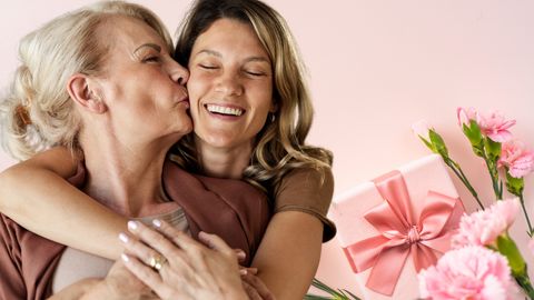 Muttertagsgeschenk - Foto: Kollage Wunderweib.de / Canva / istock /skynesher 