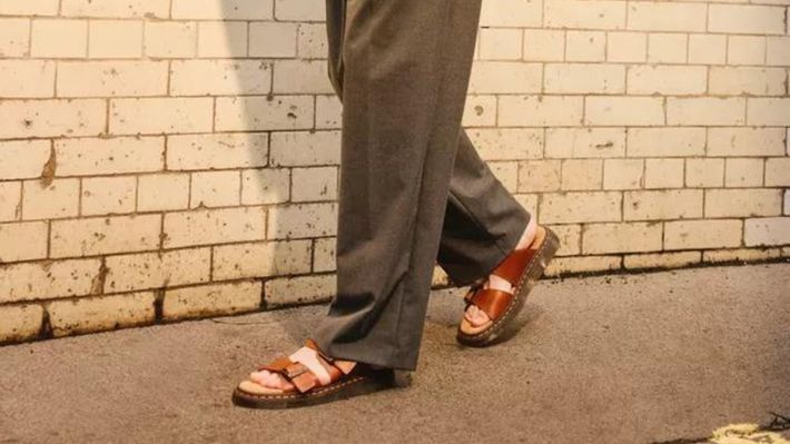 Josef Slide Sandale von Dr. Martens sind der perfekte Schuh für diesen Sommer - Foto: Dr. Martens/PR