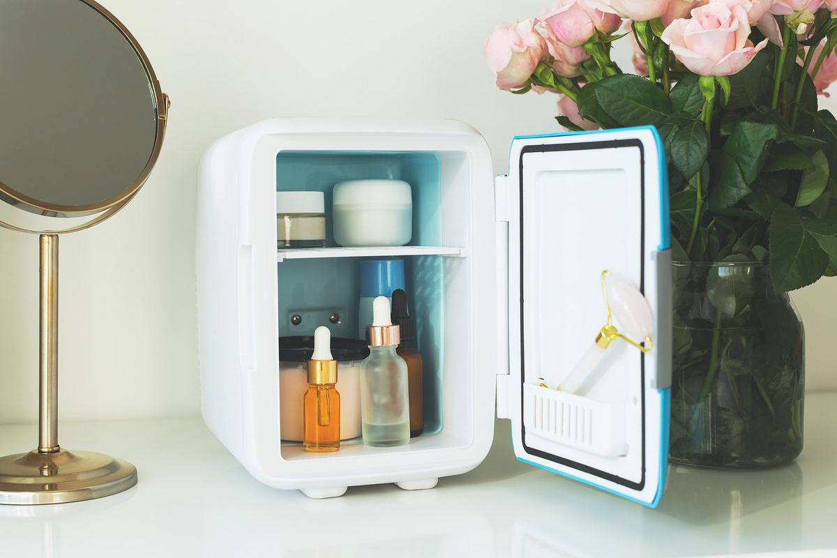 kosmetik-kühlschrank sorgt dafür, dass Kosmetik länger frisch und haltbar bleibt