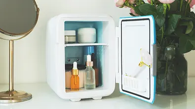 kosmetik kühlschrank - Foto: iStock/Yulia Lisitsa