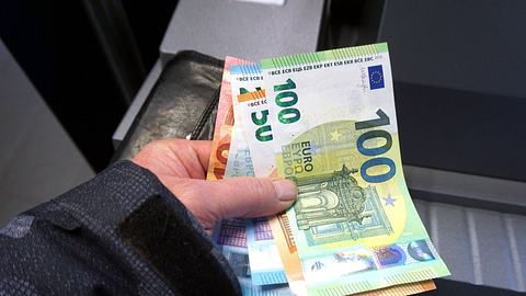Kosten-Explosion bei Banken: So teuer wird es für einige Sparkassen, Volksbank und Co. Kunden - Foto: imago images / Gottfried Czepluch
