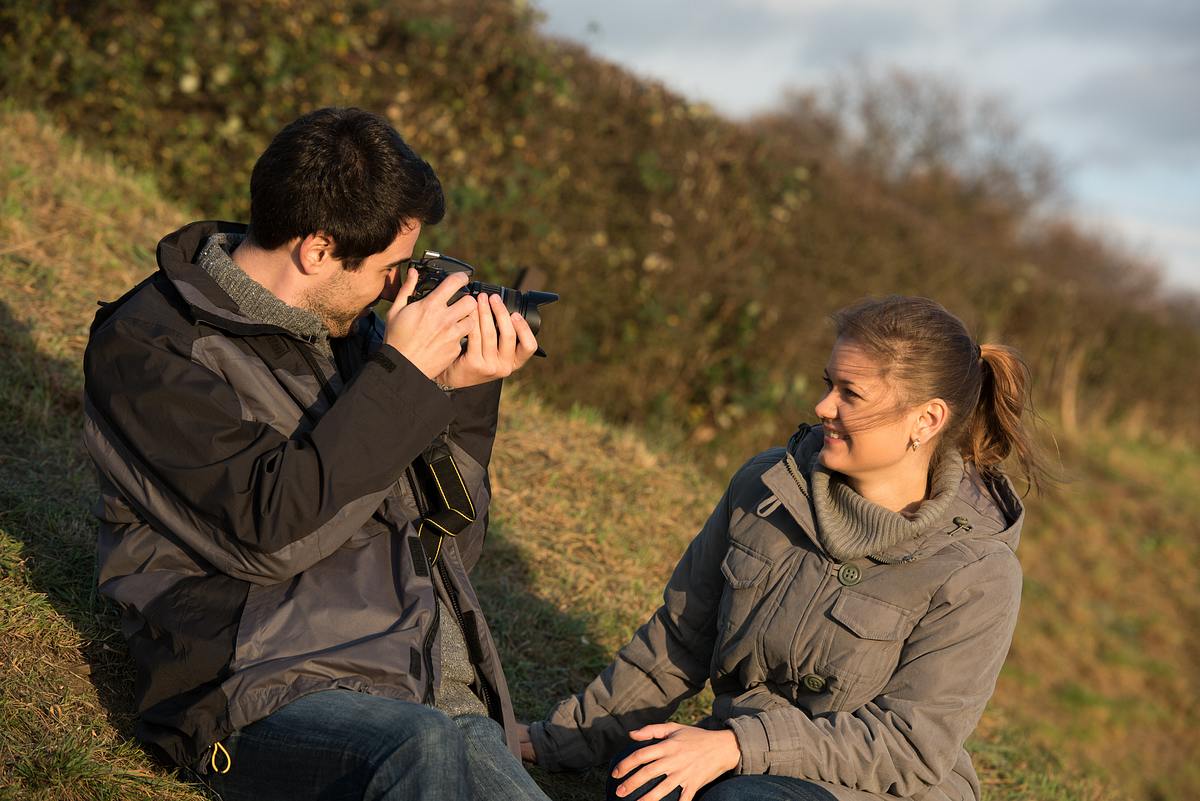 Ein Paar-Fotoshooting in der Natur ist eine tolle Idee für ein kostenloses Date und das in jeder Jahreszeit!