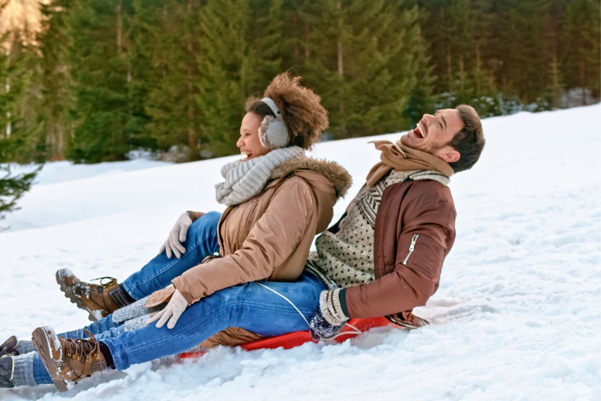 Ein spaßiges kostenloses Date im Winterschnee weckt Kindheitserinnerungen.