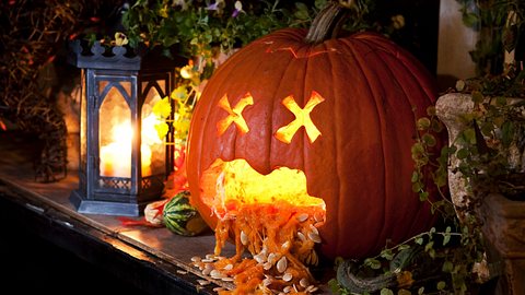 Der kotzende Kürbis ist an Halloween ein Hit für Kinder - Foto: tshortell/iStock