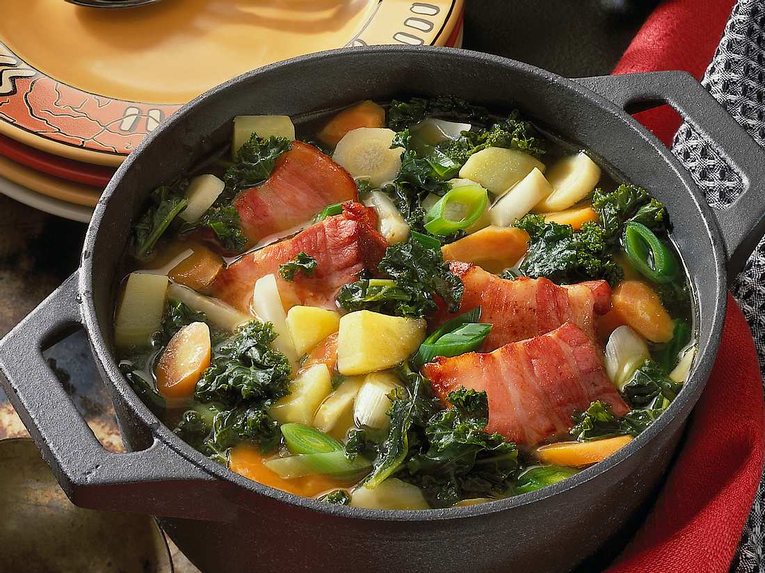 Grünkohlsuppe: Cremige Rezepte mit den leckersten Suppeneinlagen ...