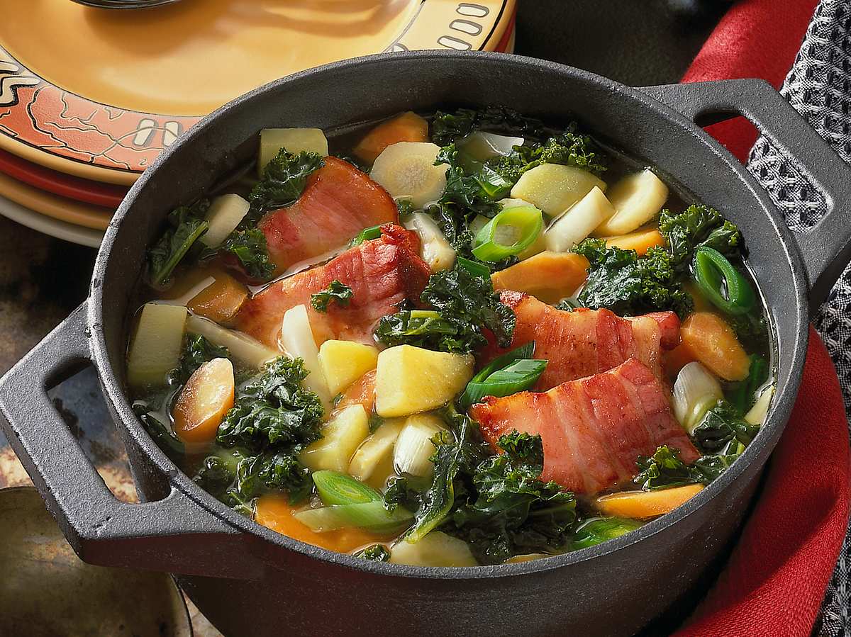 Kräftige Grünkohlsuppe mit Suppengrün, Kartoffeln und Speck
