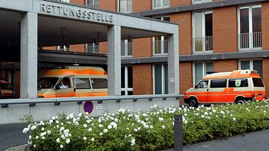 In einem Krankenhaus in Bayern wurden dutzende Mitarbeiter positiv getestet. - Foto: Joachim Schulz/ imago images