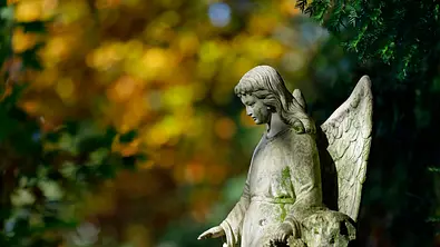 Antike Engelsstatue auf einem Friedhof  - Foto: horstgerlach/iStock