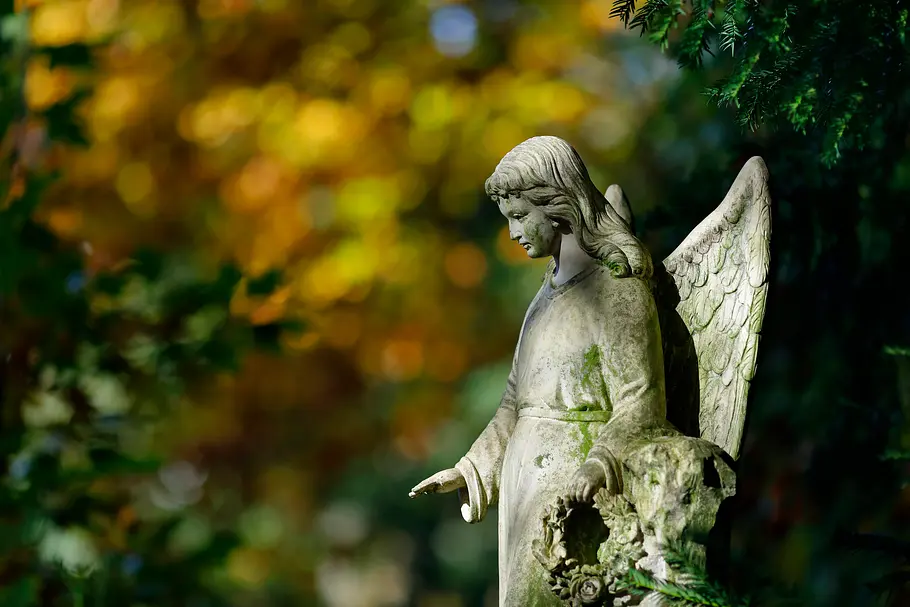 Krebs durch Asbest: Frau an Spätfolgen aus der Kindheit verstorben Antike Engelsstatue auf einem Friedhof