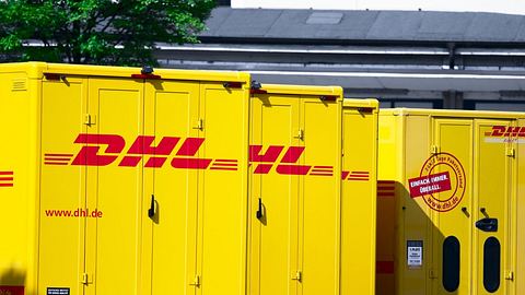 Krefeld: 169 DHL-Mitarbeiter durch Pulver verletzt - Evakuierung! - Foto: iStock/justhavealook