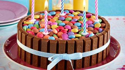 Kuchen für den Kindergeburtstag: Kitkat-Torte. - Foto: RFF