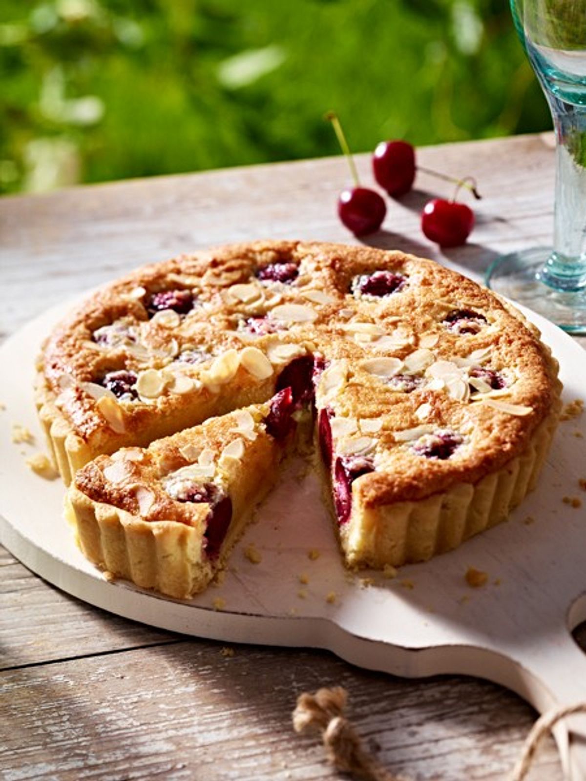 kuchen mit kirschen und mandeln