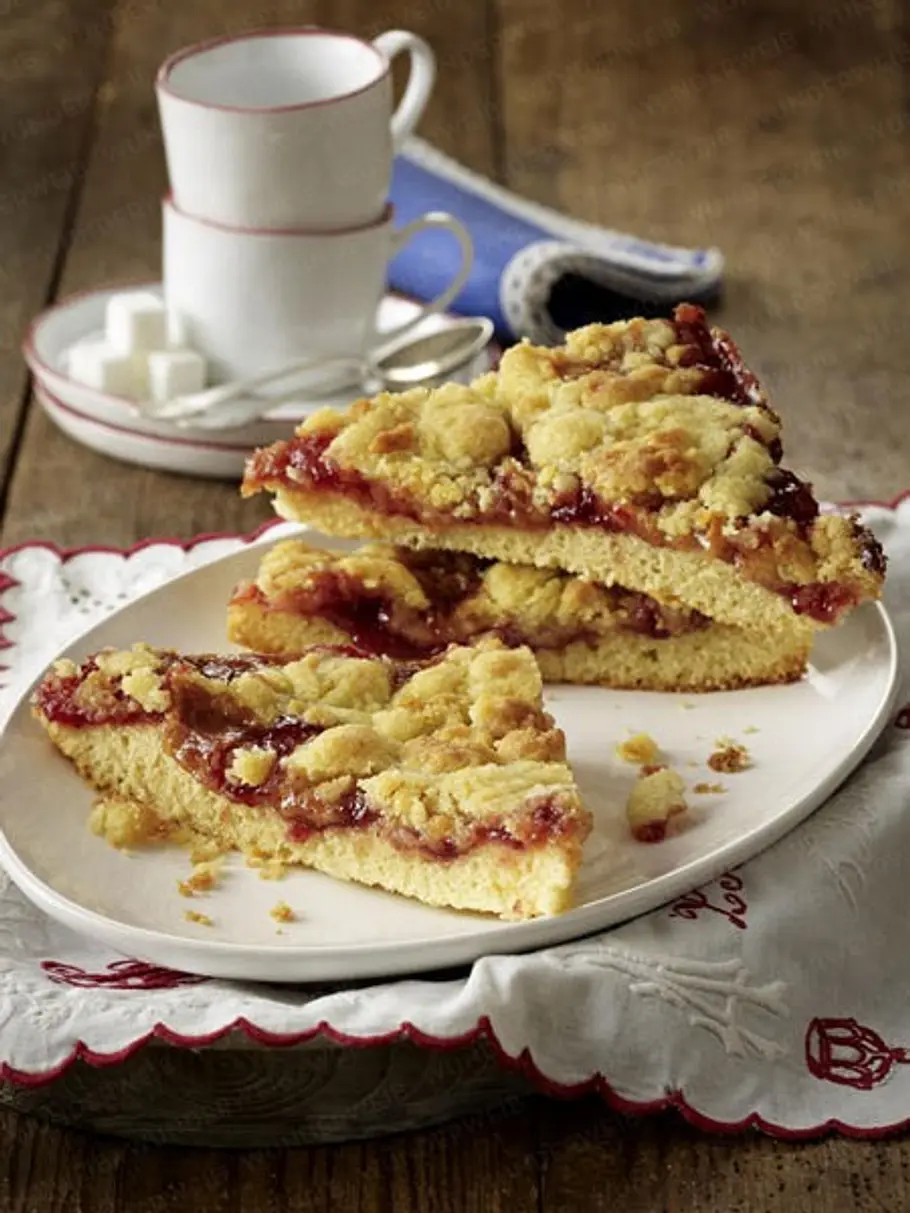 Erdbeer-Streuselecken mit Karamell kuchen obst