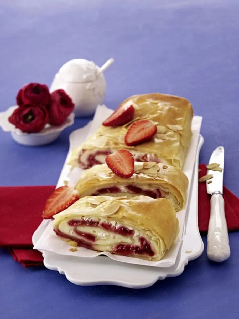 Erdbeer-Quark-Strudel kuchen obst