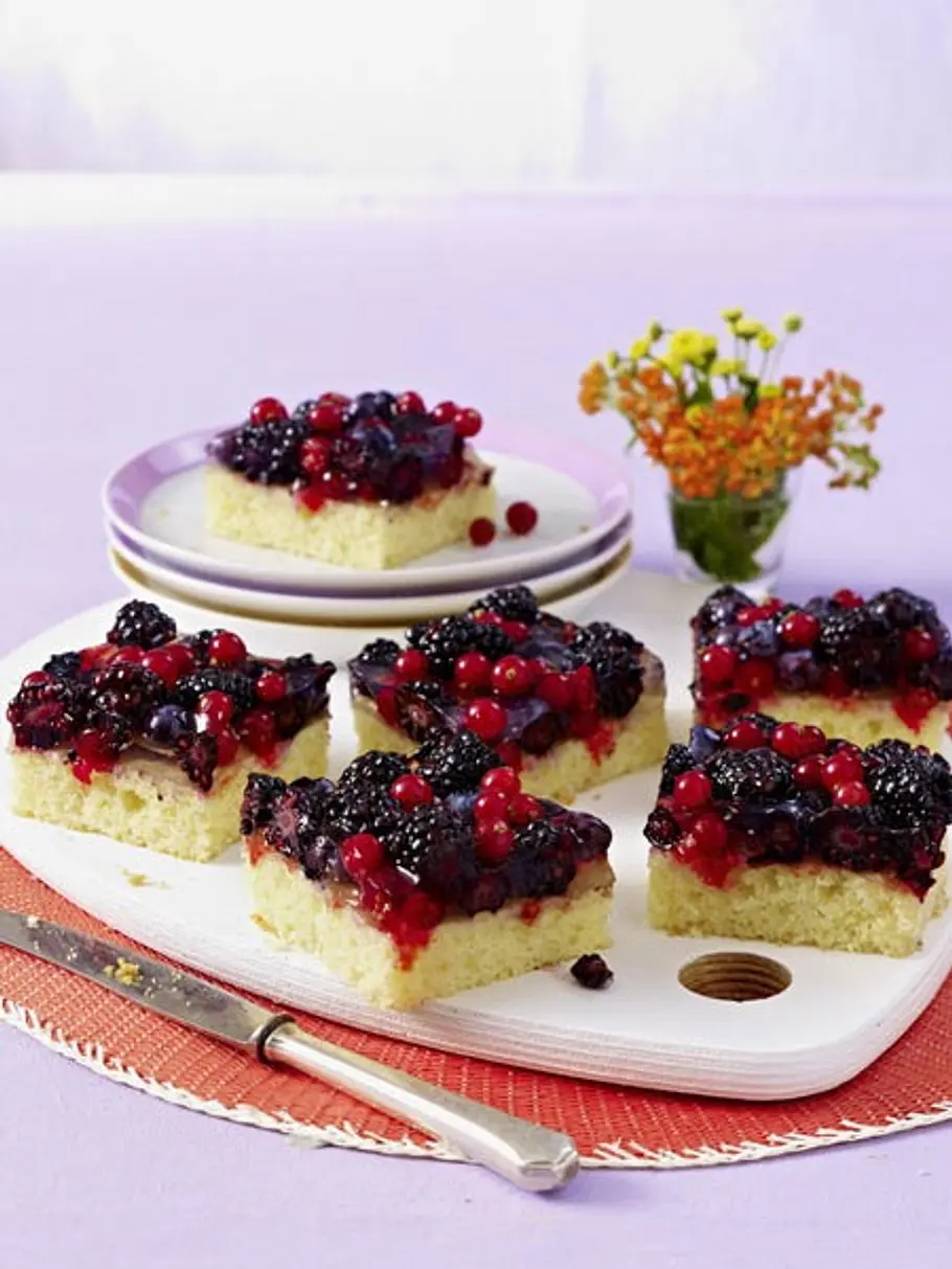 Beeren-Traum mit Grieß kuchen obst