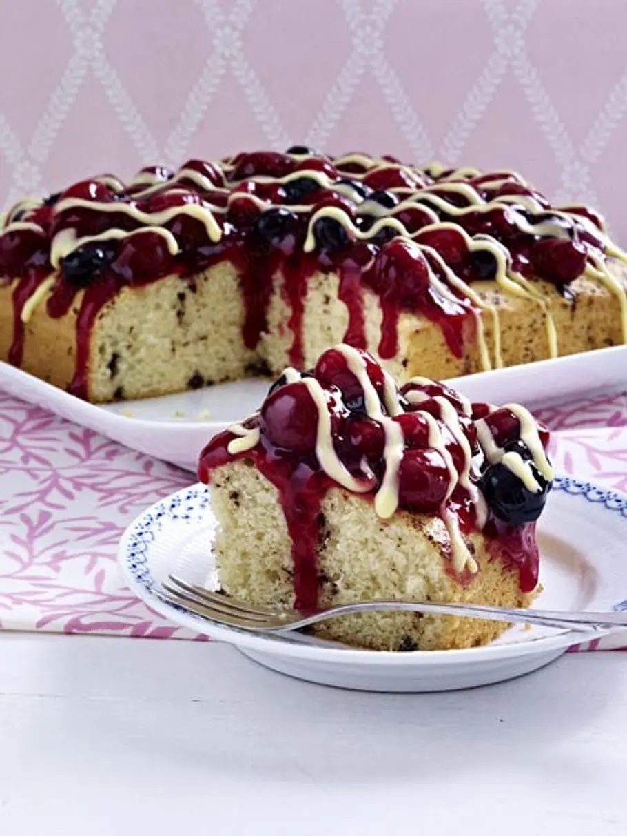 Stracciatella-Kuchen mit roter Grütze kuchen obst