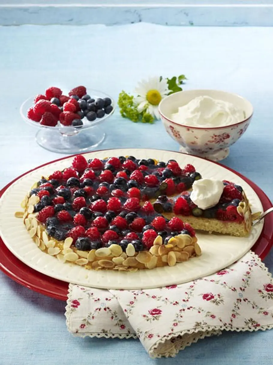 Beeren-Biskuit-Kuchen kuchen obst