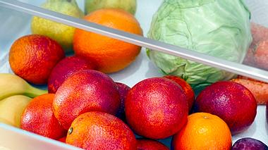 Kühlschrank Klemmschublade mit Gemüse und Obst - Foto: iStock/Ekaterina79