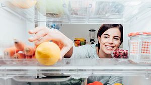 Diese Hausmittel helfen, wenn der Kühlschrank stinkt. - Foto: iStock/cyano66