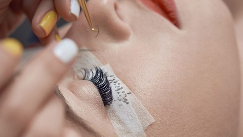 Künstliche Wimpern: So machst du alles richtig! - Foto: iStock/ stock_colors