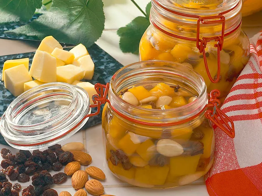 Würzig und süß zugleich: Eingelegter Kürbis mit Rosinen und Mandeln. Würzig und süß zugleich: Eingelegter Kürbis mit Rosinen und Mandeln.