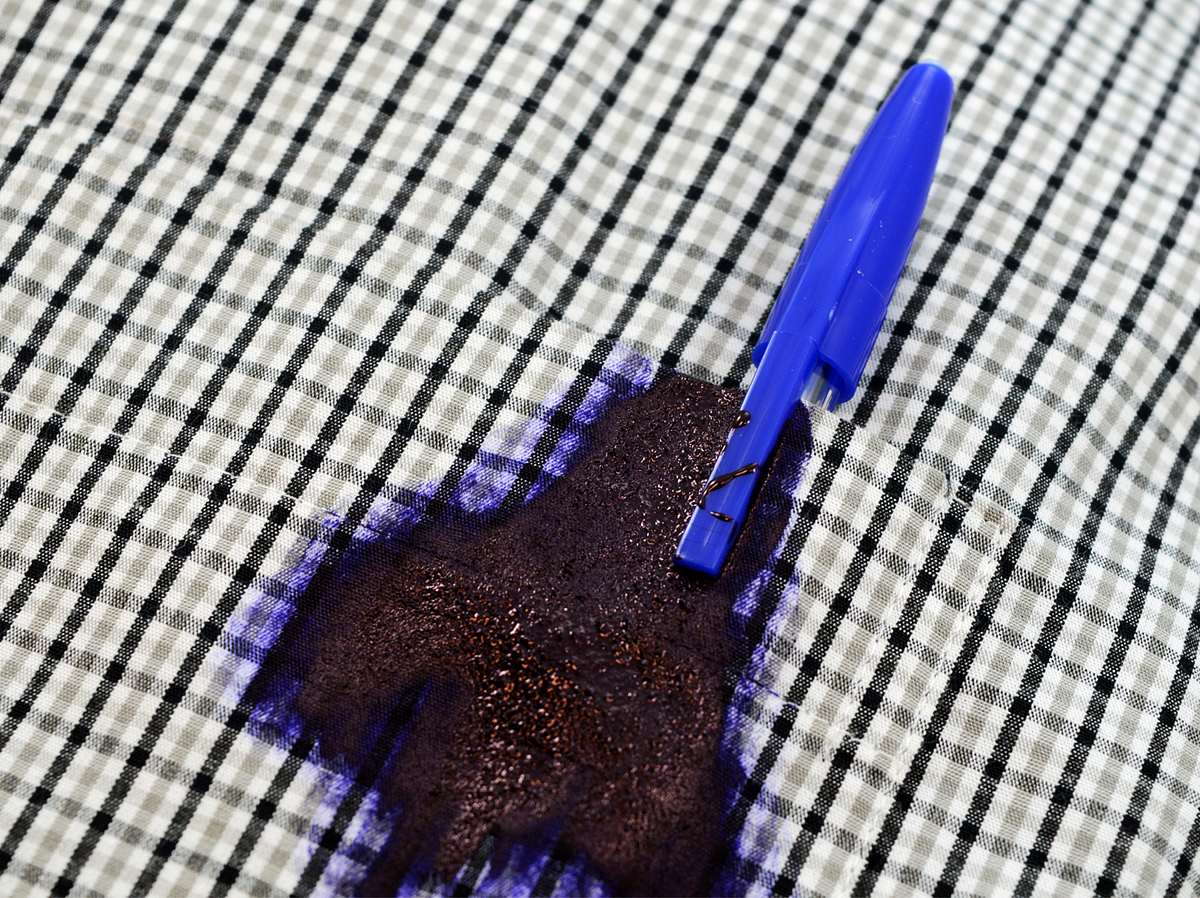 Kugelschreiber entfernen:  Die 5 besten Hausmittel gegen hartnäckige Kuli-Flecken