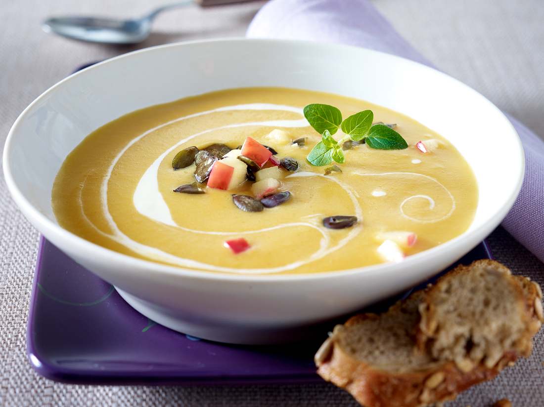 Kürbis-Apfel-Suppe mit Schmand und gerösteten Kürbiskernen Kürbis-Apfel-Suppe mit Schmand und gerösteten Kürbiskernen