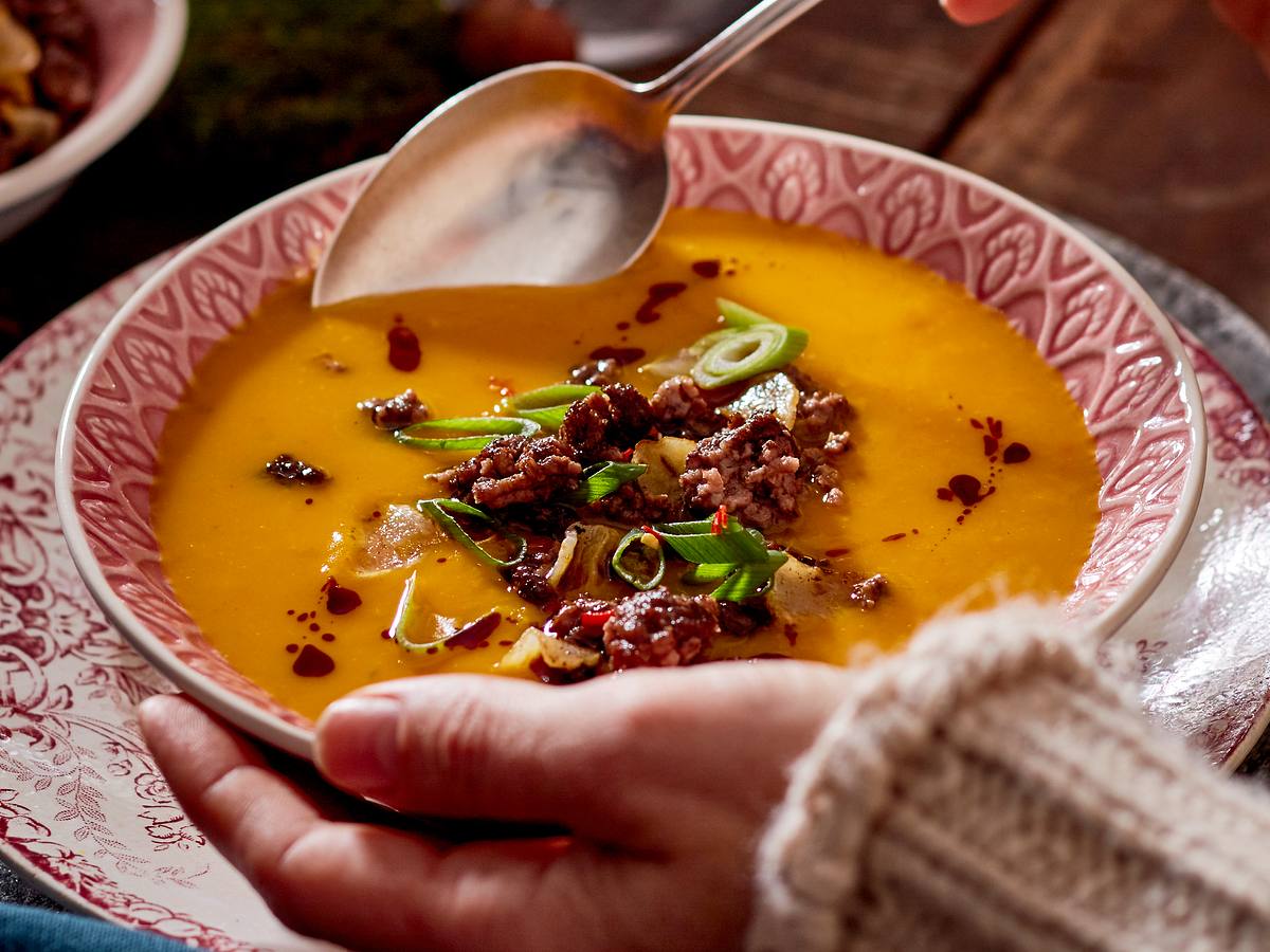 Kürbis Süßkartoffel Suppe mit deftigem Hackfleisch