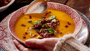 Kürbis Süßkartoffel Suppe mit feuriger Chilischote - Foto: Food & Foto Experts