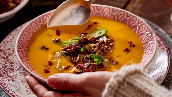 Kürbis Süßkartoffel Suppe mit feuriger Chilischote - Foto: Food & Foto Experts