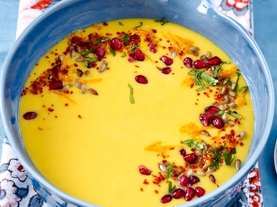Kürbis Süßkartoffel Suppe: Rezept mit fruchtigem Granatapfel