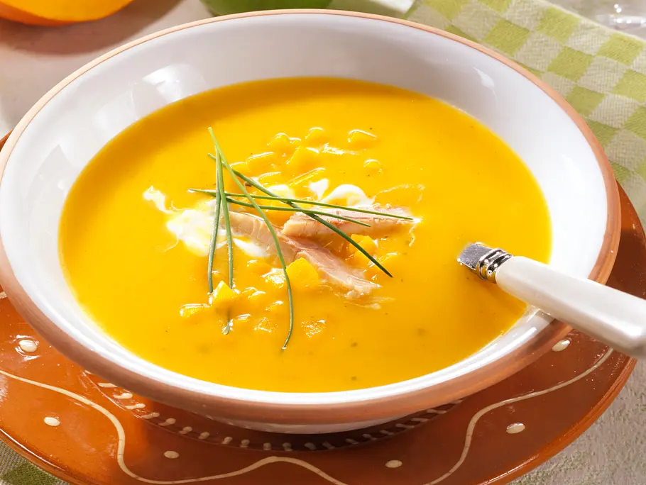 Kürbiscremesuppe mit Kartoffeln und geräucherter Forelle Kürbiscremesuppe mit Kartoffeln und geräucherter Forelle