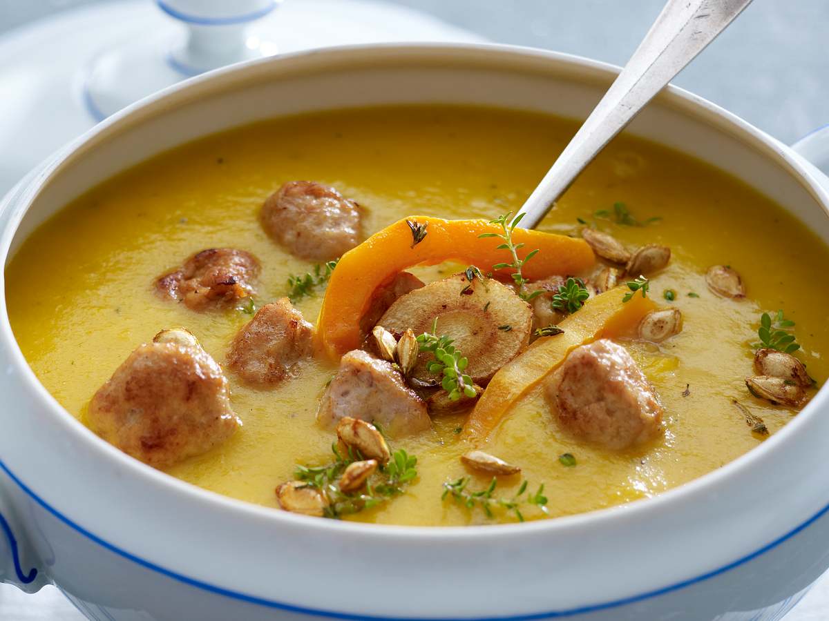 Kürbissuppe Butternut - Rezept mit geröstetem Kürbis, Pastinaken und Bratklösschen