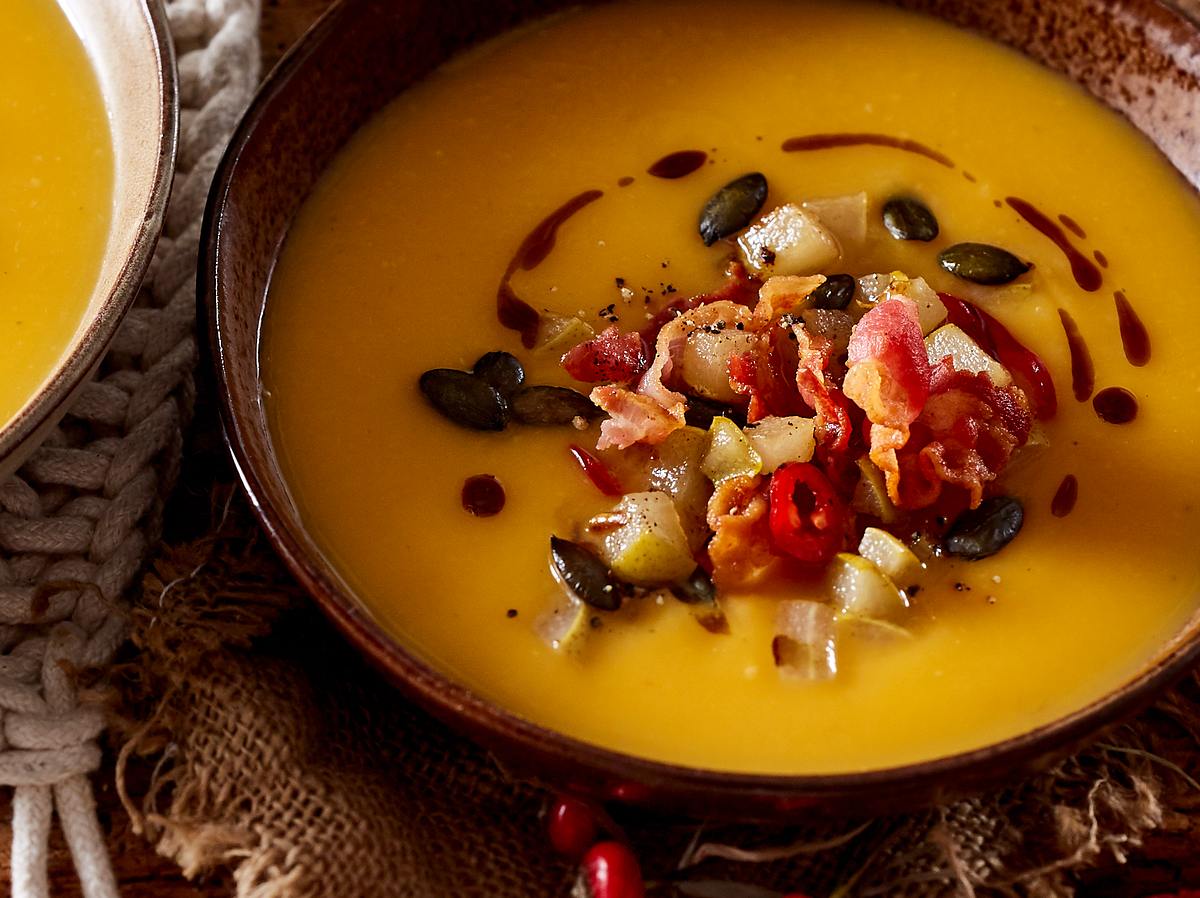 Kürbissuppe Butternut - Rezept mit Speck und Birne