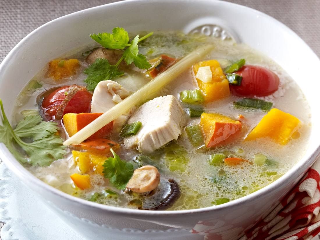 Kürbissuppe Hokkaido alla Tom kha gai mit Hähnchen Kürbissuppe Hokkaido alla Tom kha gai mit Hähnchen