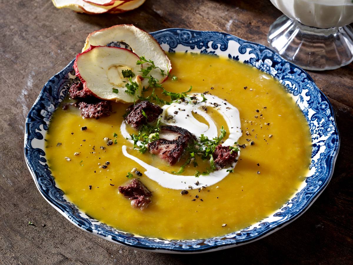 Kürbissuppe mit Apfel und gebratener Blutwurst