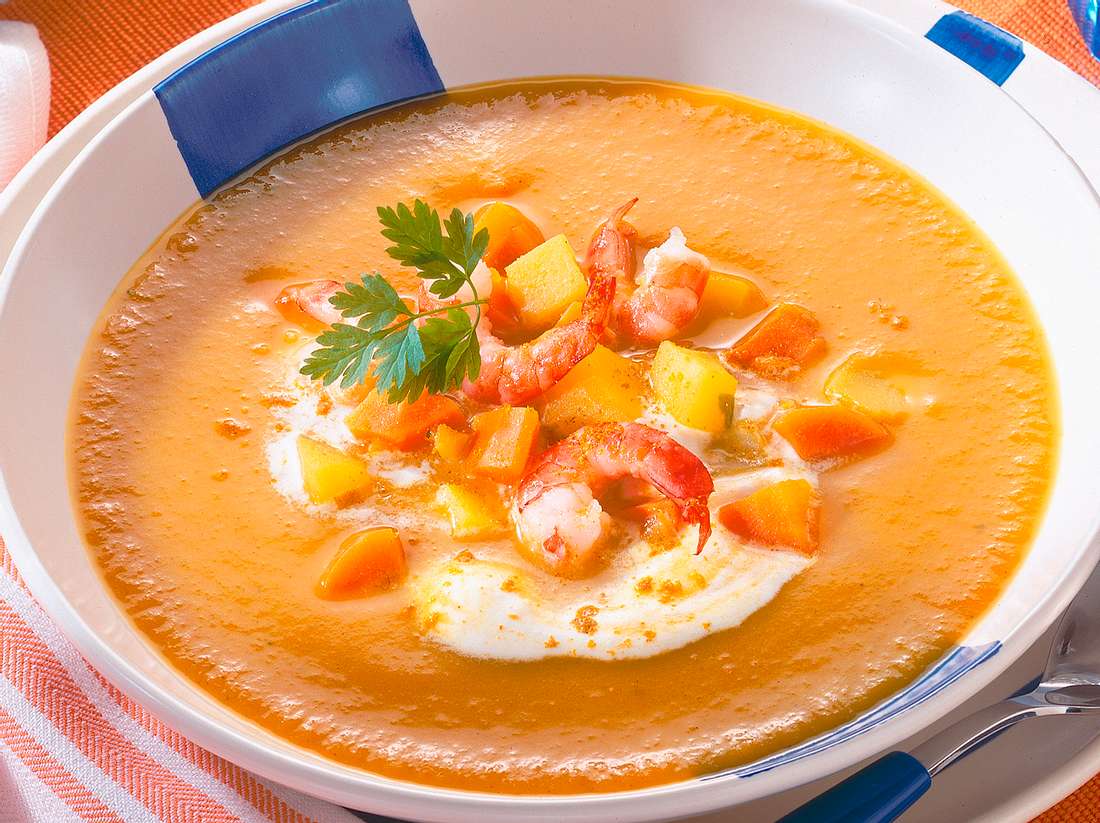 Kürbissuppe mit Garnelen- Rezept mit Kartoffeln und Curry Kürbissuppe mit Garnelen- Rezept mit Kartoffeln und Curry