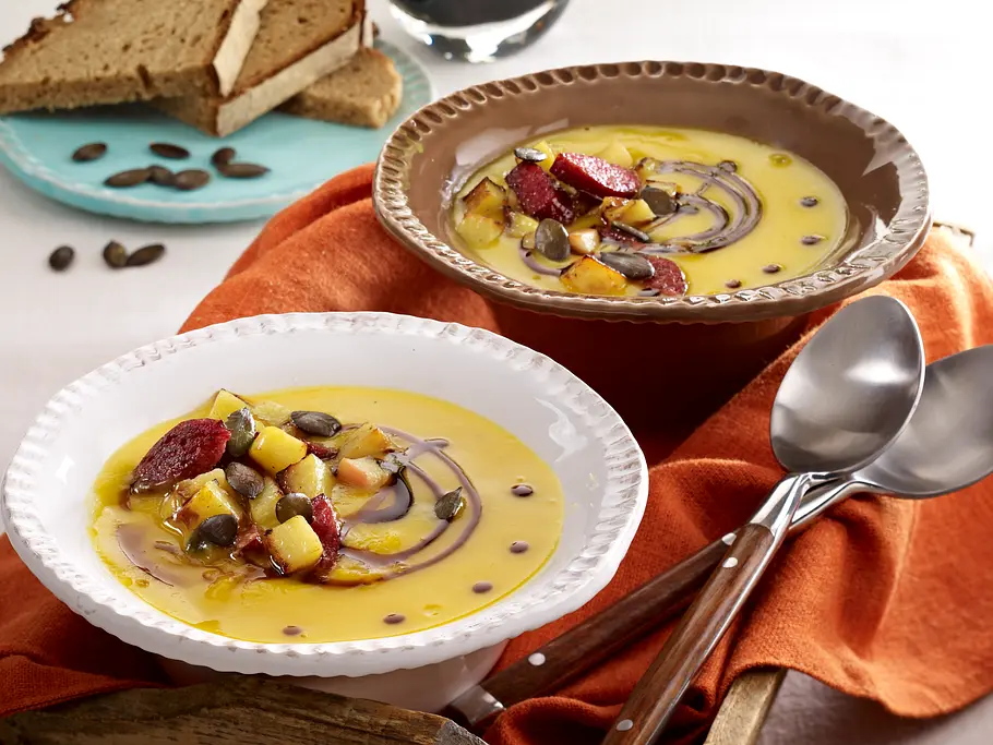 Kürbissuppe mit Kartoffeln- Das herzhafte Rezept mit Kabanossi Kürbissuppe mit Kartoffeln- Das herzhafte Rezept mit Kabanossi