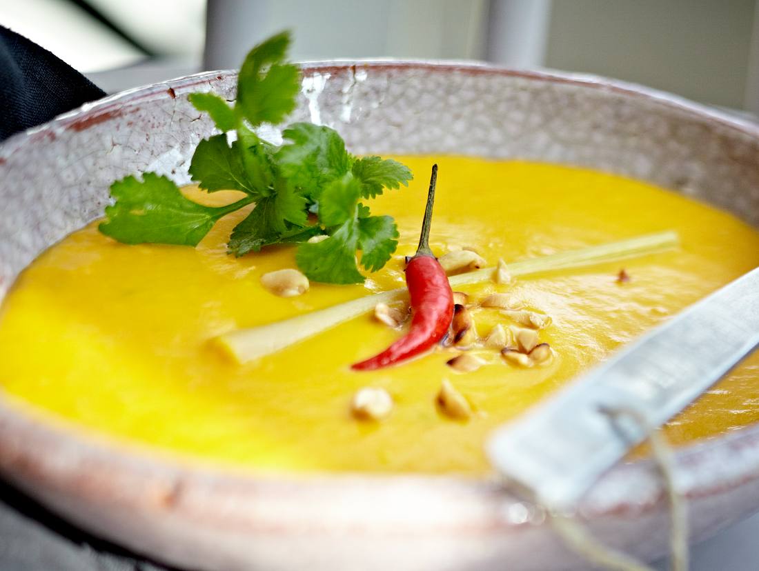 Kürbissuppe mit Kokosmilch, Ingwer und gerösteten Erdnüssen Kürbissuppe mit Kokosmilch, Ingwer und gerösteten Erdnüssen