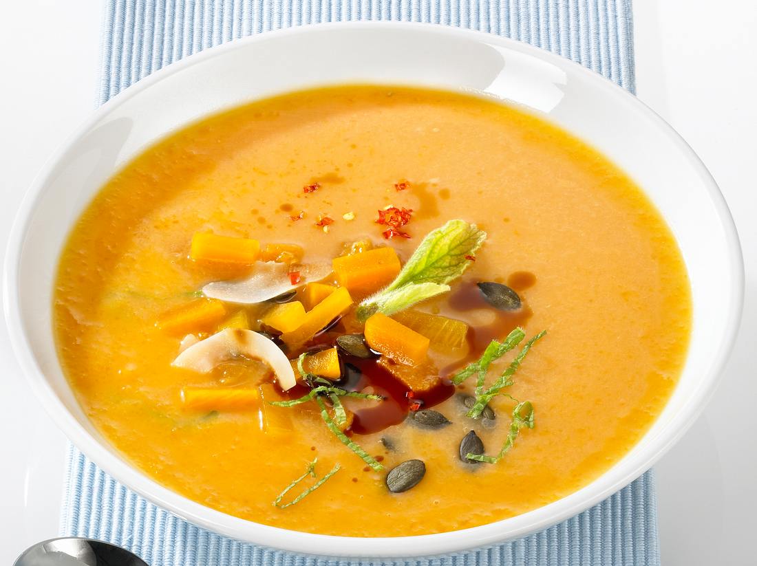 Kürbissuppe mit Kokosmilch, Kokoschips und Kokosraspeln Kürbissuppe mit Kokosmilch, Kokoschips und Kokosraspeln