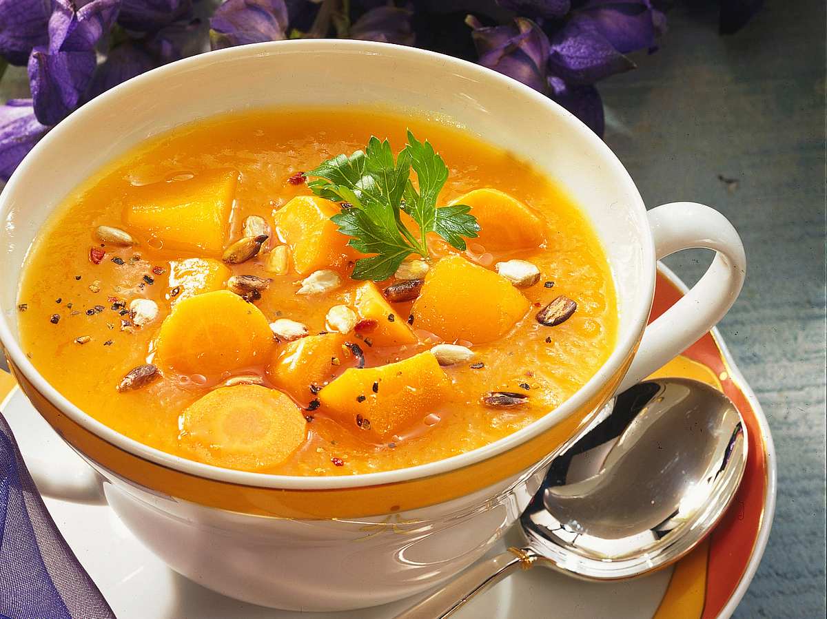 Kürbissuppe mit Möhren: Einfaches Rezept aus der Tasse