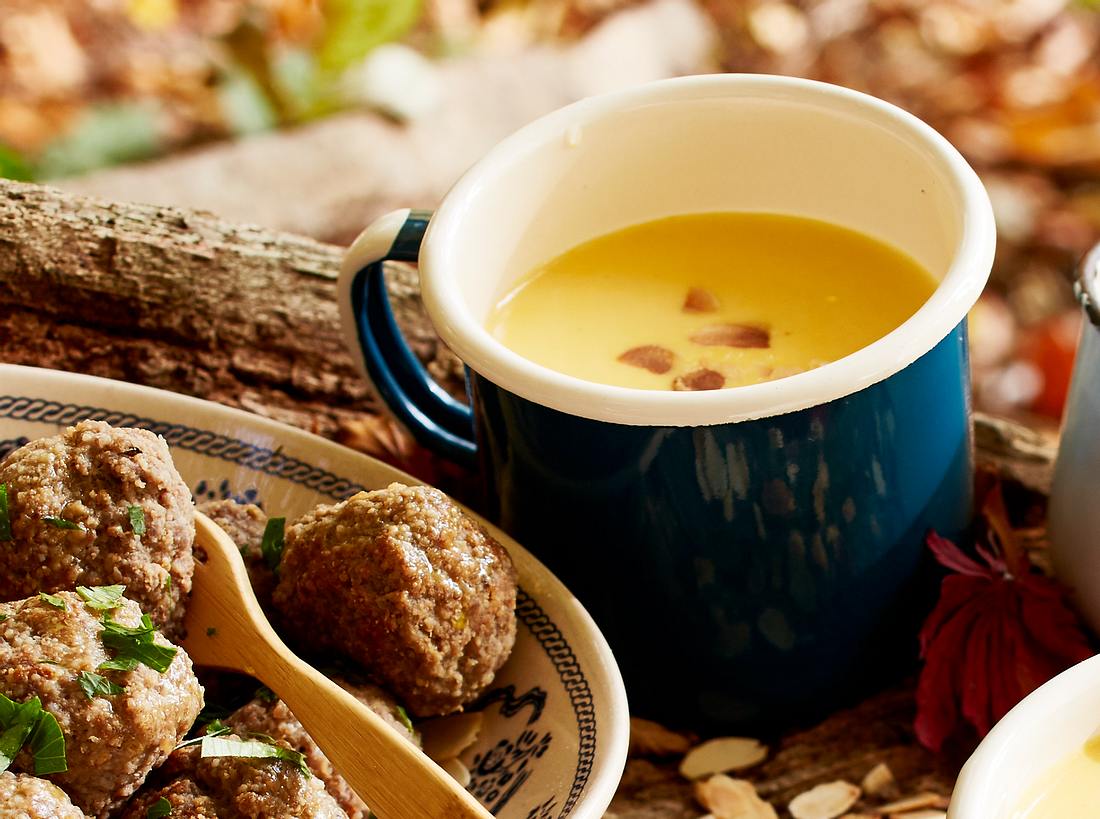 Kürbissuppe mit Möhren und Fleischbällchen Kürbissuppe mit Möhren und Fleischbällchen
