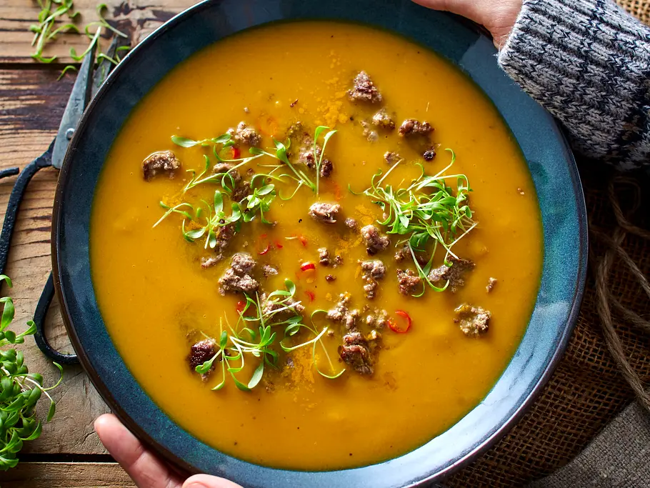 Kürbissuppe mit Süßkartoffeln und würzigem Hack