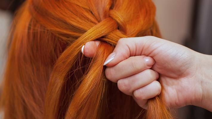 Kurze Haare können auch geflochten werden, wir zeigen wie! - Foto: iStock/dimid_86