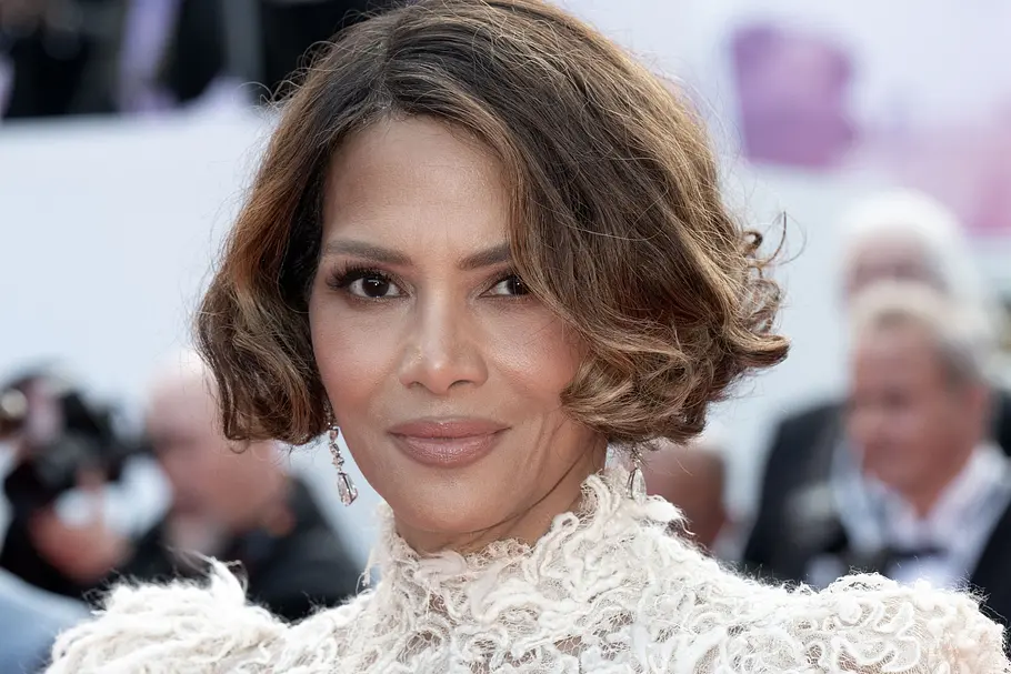Halle Berry mit einem kurzen Bob und Spitzenbluse