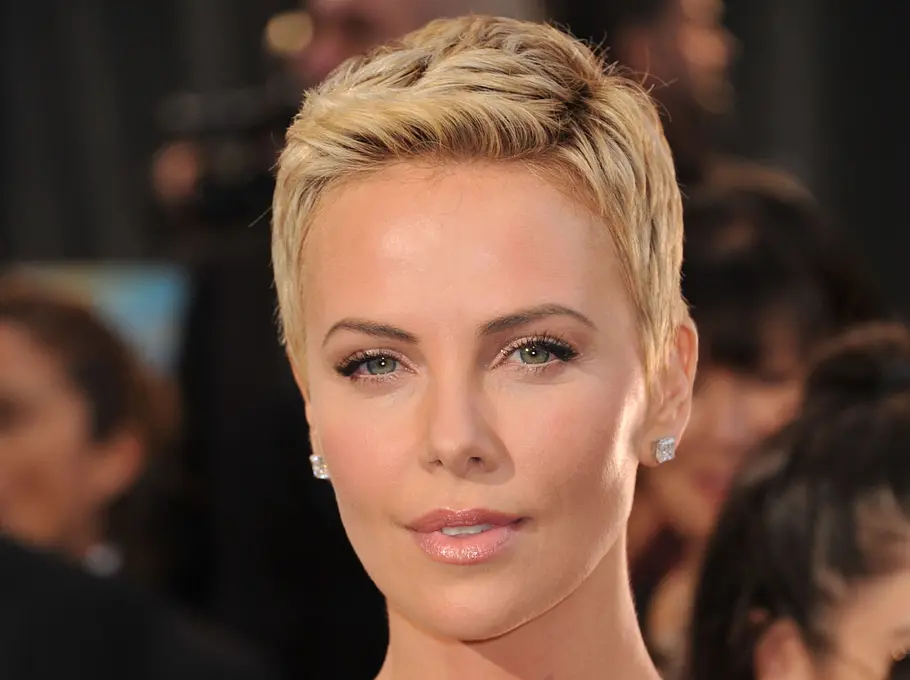 Kurzer Pixie Cut mit blondem Haar Charlize Theron steht der sehr kurze Pixie Cut fabelhaft.