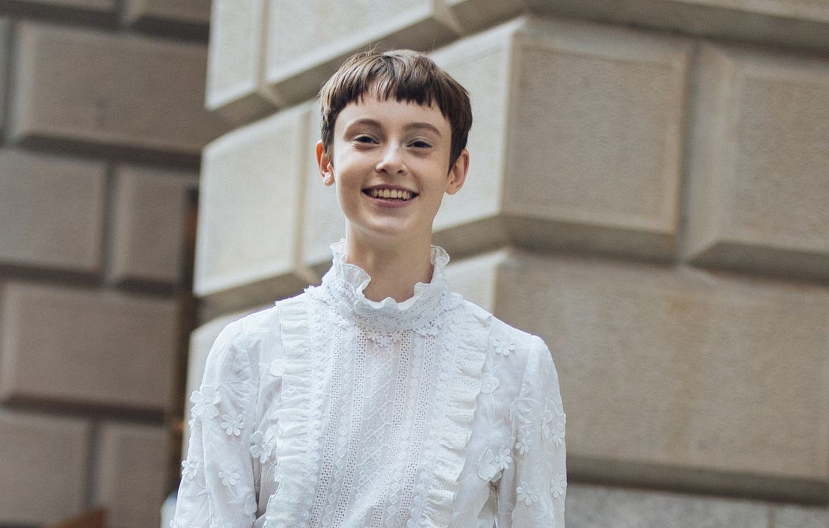 Liegt im Trend: der kurze Pixie Cut mit braunem Haar und Micro Pony.