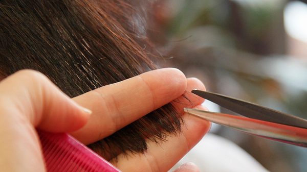 Wir zeigen die schönsten Pixie Cut-Varianten mit braunem Haar.  - Foto: MIXA/Getty Images (Themenbild)